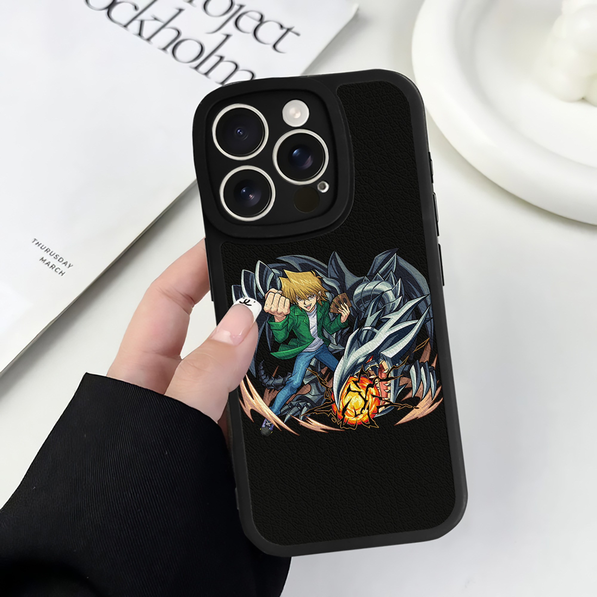 （画像用） 遊☆戯☆王 Yu-Gi-Oh! 【iPhone 16シリーズ対応】シリコンスマホケース（レザー調） 材質：シリコン